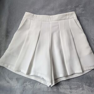 (NWOT) Elegant White Women's Shorts